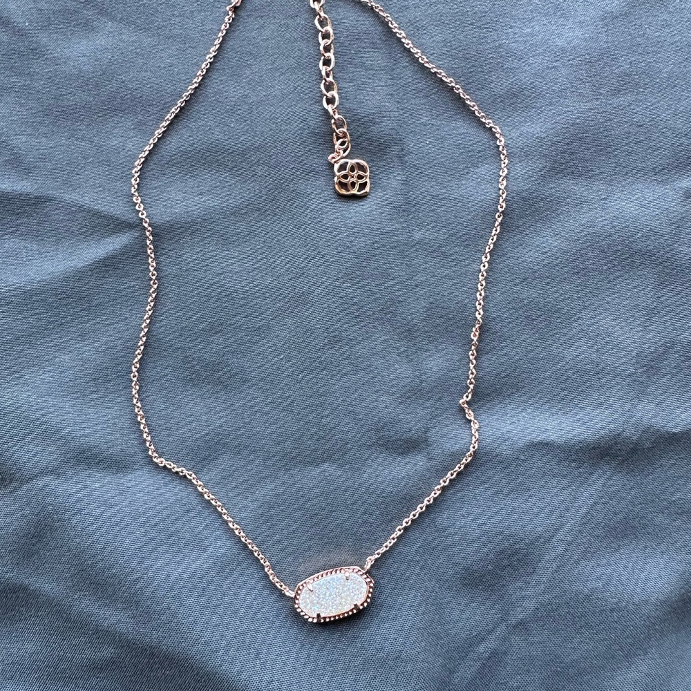 Elegant Gold Necklace with Oval Pendant‎